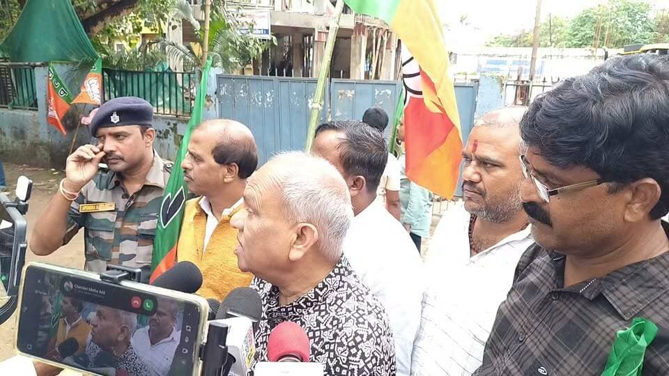 रांची में JPSC कार्यालय घेराव के दौरान भाजपा कार्यकर्ताओं और नेताओं ने हेमंत सरकार को कड़ी चेतावनी दी। प्रदर्शनकारियों ने आरोप लगाया कि JPSC में कथित गड़बड़ियों को अब छात्र और युवा किसी भी कीमत पर बर्दाश्त नहीं करेंगे। विरोध के दौरान भाजपा कार्यकर्ताओं ने बैरिकेडिंग तोड़ते हुए आगे बढ़ने की कोशिश की, जिससे मौके पर तनावपूर्ण स्थिति बन गई।
#JPSC #JPSCNews #JPSCProtest #BJP #BJPJharkhand #HemantSoren #Ranchi #RanchiNews #Jharkhand #JharkhandNews #BreakingNews #LatestNews #StudentProtest #PoliticalNews #Trending #ViralNews #HindiNews #NewsUpdate #JPSCScam #LiveNews