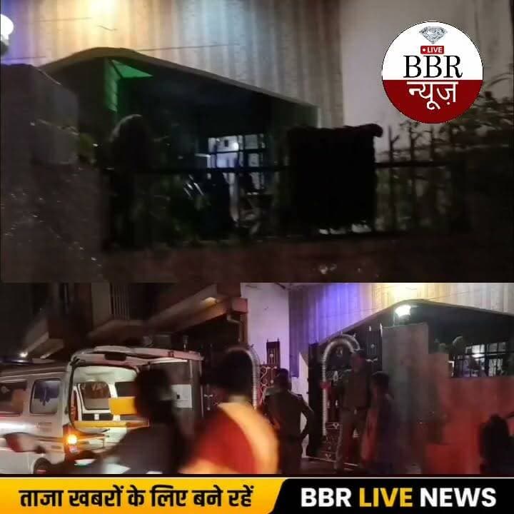 देहरादून | पटेलनगर कोतवाली क्षेत्र के देवऋषि एनक्लेव में बुधवार शाम एक सनसनीखेज हत्या की वारदात सामने आई। पुलिस के अनुसार, 48 वर्षीय दीपक गुप्ता की चाकू से हमला कर ह*त्या कर दी गई। उनका शव घर के एक कमरे में मिला, जिसकी गर्दन के पीछे गहरे कट के निशान थे।
घटना की सूचना मृतक की बहन ने पुलिस को दी। सूचना मिलते ही प्रभारी निरीक्षक पटेलनगर पुलिस बल और फॉरेंसिक टीम के साथ मौके पर पहुंचे और जांच शुरू की।
पुलिस ने घटनास्थल से ही 20 वर्षीय रोहन प्रजापति, निवासी माजरा, पटेलनगर को हिरासत में लेकर बाद में गिरफ्तार कर लिया। मृतक के भाई की तहरीर के आधार पर कोतवाली पटेलनगर में मु.अ.सं. 453/26 के तहत धारा 103(ए) बीएनएस में मुकदमा दर्ज किया गया।
प्रारंभिक पूछताछ में आरोपी ने पुलिस को बताया कि वह बी.कॉम द्वितीय वर्ष का छात्र है और उसकी पहचान मृतक से इंटरनेट के माध्यम से हुई थी। आरोपी के अनुसार, मृतक के बुलाने पर वह उनके घर गया था, जहां किसी बात को लेकर दोनों के बीच विवाद हुआ। इसी दौरान आरोपी ने कमरे में रखे चाकू से हमला कर दीपक गुप्ता की ह*त्या कर दी।
पुलिस के अनुसार, मृतक का लगभग 7–8 वर्ष पहले अपनी पत्नी से तलाक हो चुका था। वह मूल रूप से लखनऊ (उत्तर प्रदेश) के निवासी थे और वर्ष 2004 से अपने भाई-बहनों के साथ देहरादून में रह रहे थे। मामले की आगे की जांच जारी है।#DEHRADUN #UTTRAKHAND #UttarakhandPolice #SSP #DEHRADUN #DGP #UTTRAKHAND #CM #UTTRAKHAND #DM #DEHRADUN #BBR #LIVE #UTTRAKHAND #NEWS