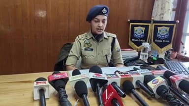 मला पुलिस का अंतर्राज्यीय ड्रग नेटवर्क पर बड़ा प्रहार! 2026 में अब तक 59 मुख्य सप्लायर गिरफ्तार | VIDEO
हिमाचल में नशा तस्करी के खिलाफ शिमला पुलिस का बड़ा एक्शन जारी है। जिला पुलिस ने बैकवर्ड लिंकेज के जरिए दो अलग-अलग मामलों में मुख्य सप्लायरों तक पहुंचकर उन्हें गिरफ्तार किया है। पुलिस के अनुसार वर्ष 2026 में अब तक 59 मुख्य सप्लायर गिरफ्तार किए जा चुके हैं और 75 अंतर्राज्यीय ड्रग नेटवर्क ध्वस्त किए गए हैं।
ASP सिटी मेहर पंवार ने बताया कि अब पुलिस केवल तस्करों को पकड़ने तक सीमित नहीं है, बल्कि पूरे नेटवर्क और उसके सरगनाओं तक पहुंचकर कार्रवाई कर रही है।
� वीडियो में देखें ASP मेहर पंवार ने क्या कहा। अपनी राय कमेंट में जरूर दें।
#ShimlaPolice #DrugFreeHimachal #DrugNetwork #BreakingNews #HimachalPolice #NDPSAct #Shimla #HimachalNews #CrimeNews #Chitta #WarOnDrugs #NStarNewsIndia #ViralVideo #PoliceAction #Himachal