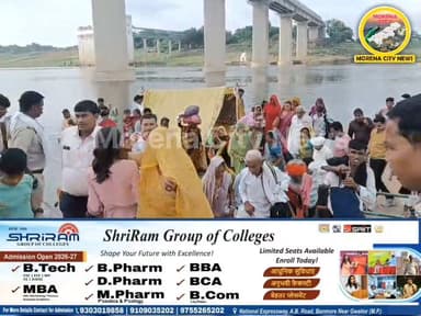चम्बल में मौत की सवारी! बिना परमिशन और बिना लाइफ जैकेट दौड़ रहा था स्टीमर, पुलिस ने मारा छापा
मुरैना: महुआ थाना पुलिस ने चम्बल नदी के उसैद घाट पर कार्रवाई करते हुए बिना वैध अनुमति के संचालित एक स्टीमर जब्त किया। पुलिस के अनुसार चालक अशोक निषाद निवासी गढ़ नदगवां, जिला आगरा कई महीनों से अवैध रूप से स्टीमर चला रहा था। जांच में स्टीमर में यात्रियों के लिए लाइफ जैकेट सहित कोई सुरक्षा व्यवस्था नहीं मिली। पुलिस ने स्टीमर जब्त कर चालक अशोक निषाद के खिलाफ मामला दर्ज कर आगे की कार्रवाई शुरू कर दी है।
#morena #मुरैना #चंबल #नदी #बीहड़ #पुलिस