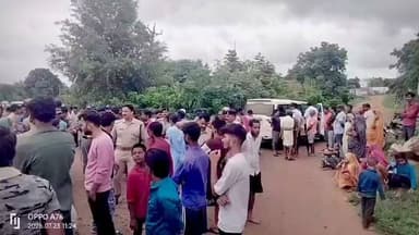 पार्ट 2"
" गुस्साए ग्रामीणों का फूटा गुस्सा, शव रखकर मझौली में किया चक्का जाम"
➡️ व्यौहारी-सीधी मार्ग पूरी तरह अवरुद्ध, यातायात प्रभावित
मझौली थाना क्षेत्र के छुही गांव में एक युवक द्वारा फांसी लगाकर आत्महत्या किए जाने के बाद परिजनों और ग्रामीणों का आक्रोश भड़क उठा। गुस्साए लोगों ने शव को सड़क पर रखकर जोरदार प्रदर्शन किया और चक्का जाम कर दिया, जिससे व्यौहारी-सीधी मार्ग पर लंबा जाम लग गया।
घटना की सूचना मिलते ही प्रशासन हरकत में आया। मौके पर चार थानों के थाना प्रभारी सहित भारी पुलिस बल तैनात किया गया, जो स्थिति को नियंत्रित करने में जुटा रहा।
ग्रामीणों का आरोप है कि क्षेत्र में लगातार बढ़ते अपराध और समय पर कार्रवाई न होने से जनता में आक्रोश बढ़ता जा रहा है। आए दिन सड़कों पर शव रखकर किए जा रहे प्रदर्शन यह संकेत देते हैं कि आम जनता और पुलिस प्रशासन के बीच कहीं न कहीं विश्वास की खाई गहराती जा रही है।
बड़ा सवाल:
क्या समय रहते हालात संभाले जाएंगे या ऐसे ही सड़कें विरोध का माध्यम बनती रहेंगी?
#सीधी #मझौली #चक्का_जाम #MPNews #TalashNews