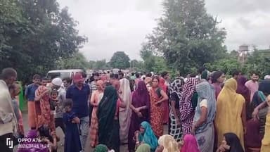गुस्साए ग्रामीणों का फूटा गुस्सा, शव रखकर मझौली में किया चक्का जाम
➡️ व्यौहारी-सीधी मार्ग पूरी तरह अवरुद्ध, यातायात प्रभावित
मझौली थाना क्षेत्र के छुही गांव में एक युवक द्वारा फांसी लगाकर आत्महत्या किए जाने के बाद परिजनों और ग्रामीणों का आक्रोश भड़क उठा। गुस्साए लोगों ने शव को सड़क पर रखकर जोरदार प्रदर्शन किया और चक्का जाम कर दिया, जिससे व्यौहारी-सीधी मार्ग पर लंबा जाम लग गया।
घटना की सूचना मिलते ही प्रशासन हरकत में आया। मौके पर चार थानों के थाना प्रभारी सहित भारी पुलिस बल तैनात किया गया, जो स्थिति को नियंत्रित करने में जुटा रहा।
ग्रामीणों का आरोप है कि क्षेत्र में लगातार बढ़ते अपराध और समय पर कार्रवाई न होने से जनता में आक्रोश बढ़ता जा रहा है। आए दिन सड़कों पर शव रखकर किए जा रहे प्रदर्शन यह संकेत देते हैं कि आम जनता और पुलिस प्रशासन के बीच कहीं न कहीं विश्वास की खाई गहराती जा रही है।
⚠️ बड़ा सवाल:
क्या समय रहते हालात संभाले जाएंगे या ऐसे ही सड़कें विरोध का माध्यम बनती रहेंगी?
#सीधी #मझौली #चक्का_जाम #MPNews #TalashNews