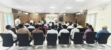समाहरणालय, कैमूर*
=================
जिला जनसम्पर्क कार्यालय*
==================
प्रेस विज्ञप्ति*
दिनांक 22.07.2026*
==================
जिला पदाधिकारी ने कृषि एवं उद्यान विभाग की योजनाओं की समीक्षा की; शत-प्रतिशत 'फार्मर आईडी' बनाने और बीज वितरण के निर्देश
जिला पदाधिकारी महोदय द्वारा कैमूर जिले में कृषि विभाग द्वारा संचालित सभी महत्वपूर्ण योजनाओं की विस्तृत समीक्षा बैठक की गई। बैठक में एग्री स्टैक (AgriStack) योजना, बीज वितरण तथा उद्यान निदेशालय की योजनाओं की प्रगति पर गहन चर्चा करते हुए अधिकारियों को आवश्यक दिशा-निर्देश जारी किए गए।
एग्री स्टैक योजना के तहत कैमूर जिले में अब तक 80% किसानों की फार्मर आईडी (किसान पहचान पत्र) बनाने का कार्य पूर्ण कर लिया गया है। जिलाधिकारी ने स्पष्ट निर्देश दिया है कि जिले के जिन सभी किसानों के पास अपनी जमाबंदी है, उनका किसान पहचान पत्र बनाना अनिवार्य है। इस कार्य को शीघ्रता से 100% पूरा करने का आदेश दिया गया है।
बीज वितरण योजना के तहत जिले को प्राप्त सभी प्रकार के बीजों को यथाशीघ्र किसानों के बीच वितरित करने का निर्देश दिया गया है। साथ ही कृषि विभाग के अधिकारियों को निदेश दिया गया कि वे किसानों को बीजों के सही उपयोग और विभागीय जानकारी समय पर उपलब्ध कराएं।
उद्यान निदेशालय द्वारा स्वीकृत योजनाओं, विशेष रूप से नारियल विकास योजना का लाभ लेने के लिए इच्छुक किसानों से अपील की गई है कि वे समय सीमा के भीतर अपना ऑनलाइन आवेदन अवश्य पूर्ण कर लें, ताकि योजना का पारदर्शी लाभ उन्हें मिल सके।
जिलाधिकारी का संदेश:
"विभागीय योजनाओं का लाभ अंतिम पायदान पर खड़े किसान तक पारदर्शी तरीके से और समय पर पहुँचना चाहिए। फार्मर आईडी बनने से किसानों को भविष्य में सभी सरकारी योजनाओं और अनुदान का सीधा लाभ मिलेगा।"
Information & Public Relations Department, Government of Bihar