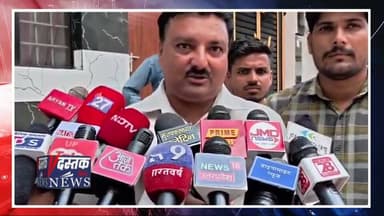 Muzaffarnagar: Hindu कॉलोनी में Muslim परिवारों के मकान खरीदने पर बवाल, दो मकानों पर प्रशासन का ताला
उत्तर प्रदेश के मुजफ्फरनगर में एक हिंदू बहुल कॉलोनी में मुस्लिम परिवारों द्वारा मकान खरीदे जाने को लेकर विवाद खड़ा हो गया। विरोध के बीच हिंदू संगठनों ने मौके पर हनुमान चालीसा का पाठ किया। हालात को देखते हुए प्रशासन ने एहतियातन दो विवादित मकानों पर ताला लगवा दिया और इलाके में भारी पुलिस बल तैनात कर दिया।
प्रशासन का कहना है कि पूरे मामले की जांच की जा रही है और दस्तावेजों की पड़ताल के बाद कानून के अनुसार आगे की कार्रवाई होगी। वहीं पुलिस ने लोगों से शांति बनाए रखने और अफवाहों से बचने की अपील की है।
#Muzaffarnagar #MuzaffarnagarNews #UPNews #HanumanChalisa #UttarPradesh #HindiNews #Police #LatestNews #ViralNews