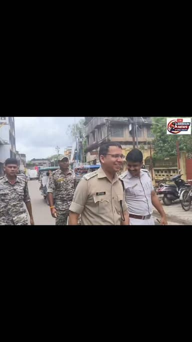 বোলপুর পৌরসভায় আচমকা অভিযান চালাল বোলপুর থানার পুলিশ। এসডিপিও অর্পিত আর পারাখ এবং বোলপুর থানার আইসি সুদীপ্ত মুখোপাধ্যায়ের নেতৃত্বে