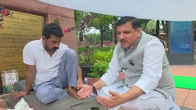 संसद परिसर में सांसद चंद्रशेखर के धरने को संजय सिंह का समर्थन
सांसद संजय सिंह ने संसद परिसर में छात्रों की मांगों को लेकर धरने पर बैठे आज़ाद समाज पार्टी के राष्ट्रीय अध्यक्ष एवं सांसद चंद्रशेखर आज़ाद को अपना पूर्ण समर्थन दिया। उन्होंने आरोप लगाया कि एक सांसद को संसद परिसर में शौचालय तक इस्तेमाल करने की अनुमति नहीं दी जा रही। संजय सिंह ने कहा कि सड़क से संसद तक जनता और सांसद मिलकर सरकार का अहंकार तोड़ेंगे।
#SanjaySingh #ChandrashekharAzad #BhimArmy #AzadSamajParty #Parliament #StudentProtest #PoliticalNews