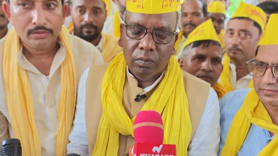 भर और चमार' टिप्पणी पर गरमाई सियासत, जिला कलेक्ट्रेट पहुंचा SBSP का प्रदर्शन में कलेक्ट्रेट पहुंचे SBSP कार्यकर्ता
#खबरेंअभीतक #KhabareAbhiTak #SBSP #Rajbhar #उत्तरप्रदेश