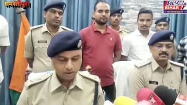 खानपुर पुलिस की बड़ी सफलता: मंदिर चोरी कांड का खुलासा, छह मूर्तियां बरामद, तीन आरोपी गिरफ्तार।
समस्तीपुर जिले के खानपुर थाना क्षेत्र स्थित महा मंडलेश्वर 24 अवतार धाम चकोटी मठ (मंदिर) के गर्भगृह से चोरी हुई छह बहुमूल्य मूर्तियों के मामले का पुलिस ने सफल उद्भेदन कर लिया है। पुलिस ने इस मामले में तीन आरोपियों को गिरफ्तार करते हुए चोरी की गई सभी छह मूर्तियां, दानपात्र की नकदी तथा चोरी में प्रयुक्त एक चारपहिया वाहन (अर्टिगा) भी बरामद किया है।
पुलिस पूछताछ में आरोपियों ने समस्तीपुर के विभिन्न थाना क्षेत्रों के अलावा दरभंगा जिले के कई मंदिरों में भी चोरी की घटनाओं में अपनी संलिप्तता स्वीकार की है। गिरफ्तार आरोपियों पर पहले से भी चोरी, डकैती और आर्म्स एक्ट सहित कई आपराधिक मामले दर्ज हैं। पुलिस फरार अन्य आरोपियों की गिरफ्तारी के लिए लगातार छापेमारी कर रही है।
#StreamBihar #Samastipur #Khanpur #TempleTheft #PoliceSuccess #BreakingNews #BiharPolice #CrimeNews #MandirChori #Arrest #Recovery #BiharNews #HindiNews #LatestNews #SamastipurPolice #StreamBiharNews