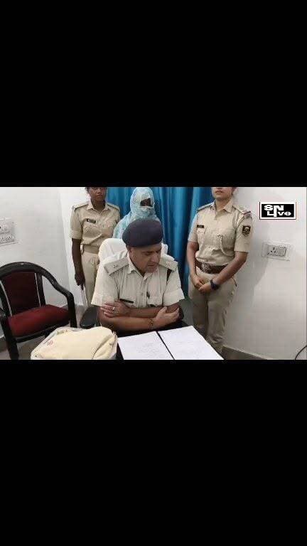 Siwan बरहरिया थाना पुलिस ने गृहभेदन (चोरी) के एक मामले का सफल खुलासा करते हुए कांड में संलिप्त एक महिला अभियुक्त को गिरफ्तार कर लिया है।
पुलिस के अनुसार, 21 जुलाई 2026 को ग्राम सुरहिया निवासी एक व्यक्ति ने शिकायत दर्ज कराई थी कि उनके घर में काम करने वाली महिला मजदूर ने सोने-चांदी के आभूषण एवं अन्य सामान चोरी कर लिया है। मामले में बरहरिया थाना में कांड दर्ज कर तकनीकी अनुसंधान शुरू किया गया।
जांच के दौरान प्राप्त सूचना के आधार पर पुलिस ने आरोपी महिला को गिरफ्तार कर लिया। उसके कब्जे से एक जोड़ी चांदी की पायल, एक जोड़ी सोने के टॉप्स, एक सोने की अंगूठी तथा अन्य सामान बरामद किए गए हैं। गिरफ्तार अभियुक्त को न्यायिक हिरासत में भेजा जा रहा है तथा मामले में आगे की विधिक कार्रवाई जारी है।
बरामद सामान:
चांदी की पायल – 1 जोड़ी
सोने के टॉप्स – 1 जोड़ी
सोने की अंगूठी – 1 पीस
अन्य सामग्री
सिवान की हर बड़ी खबर सबसे पहले देखने के लिए SNLIVE NEWS को फॉलो करें।
#Siwan #Barharia #SiwanPolice #BiharPolice #CrimeNews #BreakingNews #GoldTheft #Arrest #BiharNews #SNLIVENEWS
