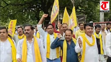 जातिसूचक टिप्पणियों पर सख्त कार्रवाई की मांग, सुभासपा ने सीएम को भेजा ज्ञापन
हरदोई, 23 जुलाई। सुहेलदेव भारतीय समाज पार्टी (सुभासपा) ने पिछड़े, अतिपिछड़े, दलित एवं अतिदलित समाज के सम्मान, स्वाभिमान और संवैधानिक अधिकारों की रक्षा को लेकर मुख्यमंत्री के नाम जिलाधिकारी के माध्यम से ज्ञापन सौंपा। ज्ञापन में जातिसूचक टिप्पणियों, सामाजिक उत्पीड़न, अवैध कब्जों और सोशल मीडिया पर फैलाए जा रहे जातीय वैमनस्य पर कठोर कार्रवाई की मांग की गई।
सुभासपा के राष्ट्रीय प्रवक्ता सुनील अर्कवंशी ने कहा कि वर्तमान समय में वंचित समाज के अधिकारों की आवाज उठाने वाले नेताओं और नागरिकों के खिलाफ राजनीतिक स्वार्थवश अभद्र एवं जातिसूचक भाषा का प्रयोग किया जा रहा है। उन्होंने आरोप लगाया कि समाजवादी पार्टी के शीर्ष नेतृत्व के इशारे पर नेताओं और समर्थकों द्वारा वंचित वर्गों के प्रति आपत्तिजनक टिप्पणियां की जा रही हैं। उन्होंने हाल ही में शिवपाल यादव द्वारा कथित रूप से 'छोटी जाति' और 'नीच जाति' जैसे शब्दों के प्रयोग पर भी कड़ी आपत्ति जताई।
ज्ञापन में मांग की गई कि जातिसूचक एवं भेदभावपूर्ण टिप्पणी करने वालों के विरुद्ध निष्पक्ष जांच कर कठोर कानूनी कार्रवाई की जाए। साथ ही गरीबों और वंचितों की जमीनों पर अवैध कब्जा करने वालों, सोशल मीडिया पर जातीय वैमनस्य फैलाने वालों तथा राजनीतिक दबाव में शिकायतों को दबाने वालों के खिलाफ भी सख्त कार्रवाई सुनिश्चित की जाए। जिला स्तर पर वंचित वर्गों की सुरक्षा के लिए विशेष निगरानी व्यवस्था बनाने और जातिवादी मानसिकता के विरुद्ध व्यापक जागरूकता अभियान चलाने की भी मांग उठाई गई।
#रिपोर्ट: अखिल सिंह चंदेल | द टेलीकास्ट न्यूज़