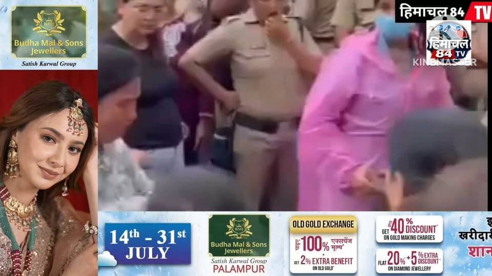 बिग ब्रेकिंग: स्वास्थ्य मंत्री के आवास के बाहर महिलाओं ने पिया फिनाइल, मचा हड़कंप
देहरादून में वर्षवार नियुक्ति की मांग को लेकर लंबे समय से आंदोलन कर रहे नर्सिंग एकता मंच के प्रदर्शन ने उस समय गंभीर मोड़ ले लिया, जब मंच से जुड़ी कुछ महिलाओं ने स्वास्थ्य मंत्री डॉ. सुबोध उनियाल के आवास के बाहर कथित रूप से फिनाइल पी लिया।
घटना के बाद मौके पर अफरा-तफरी मच गई। पुलिस और प्रशासन ने तत्काल महिलाओं को उपचार के लिए अस्पताल भिजवाया। नर्सिंग एकता मंच लंबे समय से वर्षवार नियुक्ति की मांग को लेकर आंदोलनरत है।
फिलहाल महिलाओं की स्वास्थ्य स्थिति और पूरे मामले को लेकर प्रशासन की ओर से आगे की कार्रवाई की जा रही
#Dehradun #NursingEktaManch #SubodhUniyal #Uttarakhand #BreakingNews