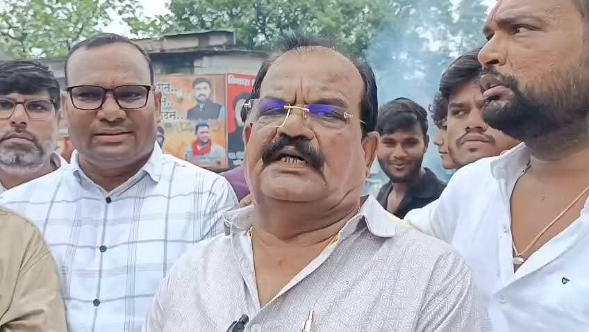 मध्य प्रदेश के छिंदवाड़ा में भारतीय जनता पार्टी युवा मोर्चा और भाजपा कार्यकर्ताओं ने कांग्रेस के खिलाफ जोरदार प्रदर्शन किया। फव्वारा चौक पर कांग्रेस नेता राहुल गांधी का प्रतीकात्मक पुतला दहन किया गया। भाजपा कार्यकर्ताओं का कहना है कि हाल के विरोध प्रदर्शनों के दौरान प्रधानमंत्री नरेंद्र मोदी के खिलाफ आपत्तिजनक टिप्पणियां की गईं, जिसका वे विरोध कर रहे हैं। प्रदर्शन के दौरान कांग्रेस विरोधी नारे भी लगाए गए। भाजपा नेताओं ने कहा कि लोकतांत्रिक विरोध सभी का अधिकार है, लेकिन किसी भी संवैधानिक पद पर आसीन व्यक्ति के प्रति अभद्र भाषा का प्रयोग उचित नहीं है। इस पूरे घटनाक्रम पर आपकी क्या राय है? कमेंट में जरूर बताइए और ऐसी खबरों के लिए इंडिया हेडलाइन 24 को सब्सक्राइब करें।
#BreakingNews #HindiNews #PoliticalNews #MadhyaPradesh #Chhindwara #BJP #Congress #RahulGandhi #NarendraModi #IndiaPolitics #LatestNews #NewsUpdate #IndiaHeadline24