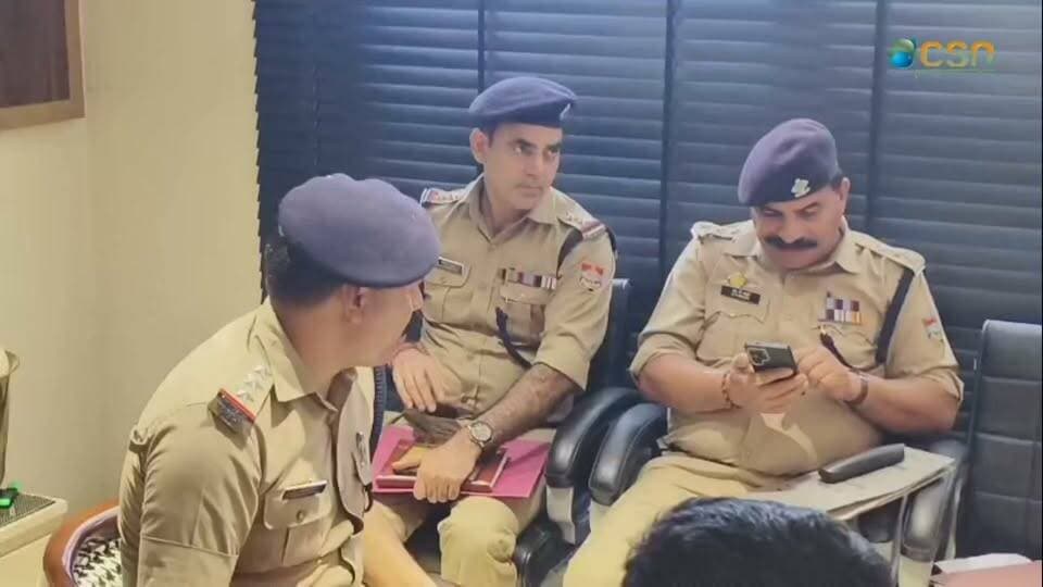 पथरी मंदिर डबल मर्डर का खुलासा, 24 घंटे में 3 आरोपी गिरफ्तार
हरिद्वार के पथरी थाना क्षेत्र स्थित पथरेश्वर महादेव मंदिर में हुए दोहरे साधु हत्याकांड का पुलिस ने 24 घंटे में खुलासा कर दिया है। एसएसपी हरिद्वार नवनीत सिंह भुल्लर के नेतृत्व में पुलिस ने तीन आरोपियों को गिरफ्तार किया है, जबकि एक आरोपी फरार है।
एसएसपी हरिद्वार नवनीत सिंह भुल्लर ने बताया कि मंदिर में रहने वाले साधुओं के बीच गद्दी को लेकर विवाद चल रहा था। मुख्य पुजारी ने अपने तीन साथियों के साथ मिलकर दोनों साधुओं की हत्या कर दी और शवों को मंदिर के पीछे गड्ढा खोदकर दफना दिया।
हत्या में इस्तेमाल किए गए हथियार भी बरामद कर लिए गए हैं।पुलिस ने गिरफ्तार आरोपियों को न्यायालय में पेश करने की तैयारी शुरू कर दी है, वहीं फरार आरोपी की तलाश जारी है।
#haridwar #haridwarcity #haridwarnews #haridwarpolice #murdermystery #doublemurder #doublemurdercase #crimestory #crimenews #sspharidwar