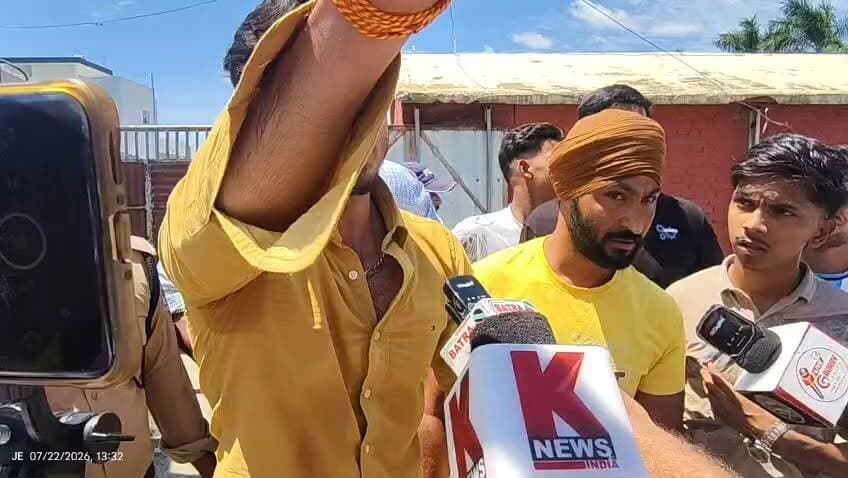 विधायक अरविंद पाण्डेय के कार्यक्रम में छात्र की पिटाई! :
वंश शर्मा विरोध करने वाले छात्र
#ArvindPandey #UttarakhandNews #StudentAssault #Gadarpur