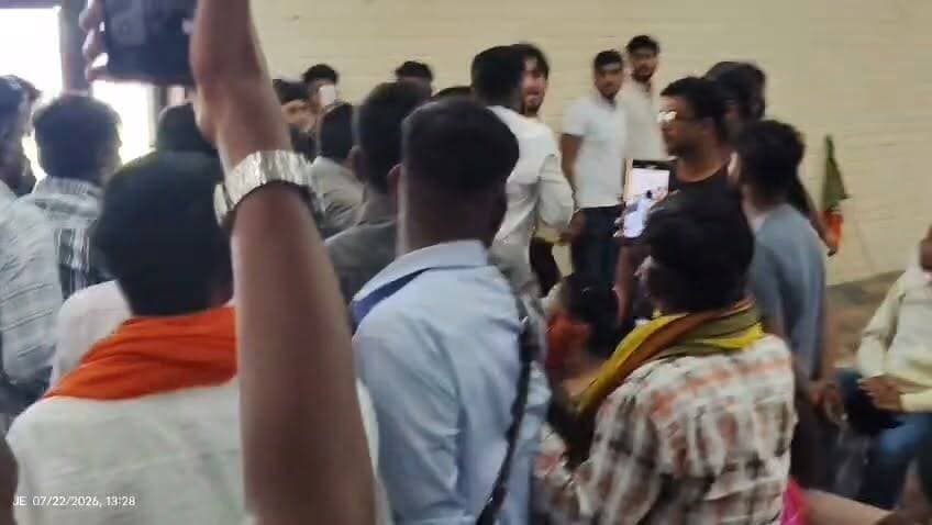 विधायक अरविंद पाण्डेय के कार्यक्रम में छात्र की पिटाई!
#ArvindPandey #UttarakhandNews #StudentAssault #Gadarpur #स्पीड न्यूज उत्तराखंड