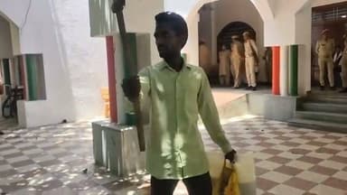 लखीमपुर खीरी: कुल्हाड़ी लेकर डीएम कार्यालय पहुंचा युवक, भ्रष्टाचार के आरोप लगाकर जताया विरोध
लखीमपुर खीरी में एक युवक हाथ में कुल्हाड़ी लेकर डीएम कार्यालय पहुंच गया और भ्रष्टाचार व मजदूरों के शोषण के आरोप लगाते हुए विरोध प्रदर्शन किया।
हालांकि, प्रशासन की ओर से अभी तक इस मामले में कोई आधिकारिक बयान जारी नहीं किया गया है। #Facebookviralreels #लखीमपुर #highlights