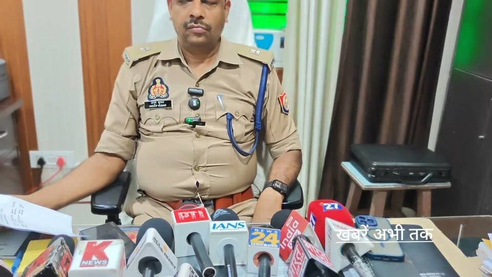 मंत्री AK शर्मा के पोस्टर फाड़ने का आरोप, मयंक पांडे समेत कई सपा नेताओं पर मुकदमा #खबरेंअभीतक #खबरेंअभीतक #KhabareAbhiTak #AKSharma #SamajwadiParty