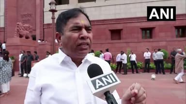 "बीजेपी सांसद योगेंद्र चंदोलिया ने छात्रों को 'भेड़िए' कहा। लगता है सत्ता में बैठे लोगों को अब सवाल पूछने वाले छात्र भी खटकने लगे हैं। जब तर्क खत्म होने लगते हैं, तब अपमानजनक शब्दों का सहारा लिया जाता है। लोकतंत्र में छात्रों की आवाज़ दबाने की नहीं, सुनने की ज़रूरत होती है।"
पहले आप लाठी चार्ज कराओगे अब यह अपने हक की लड़ाई लड़ने वाले भेड़िए नजर आ रहे हैं...
सांसद जी इन्ही नौजवानों ने आपको बड़ी उम्मीद से चुनकर भेजा था...
#YogendraChandolia #StudentsProtest #StudentVoice #Democracy #BJP #Delhi #YouthPower #Politics #गांव_का_सफरनामा