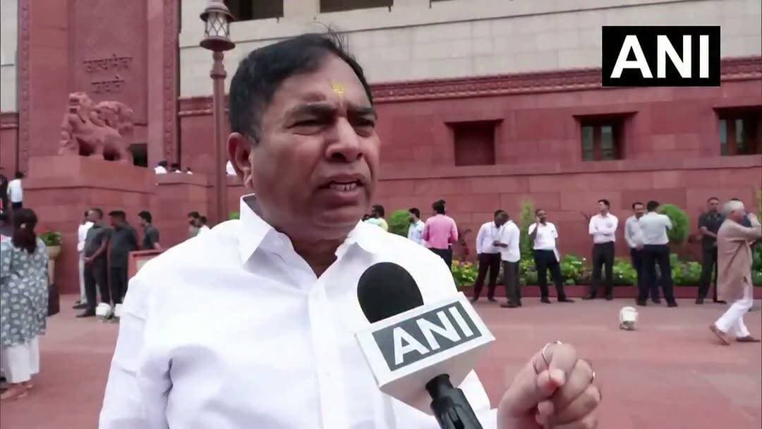 "बीजेपी सांसद योगेंद्र चंदोलिया ने छात्रों को 'भेड़िए' कहा। लगता है सत्ता में बैठे लोगों को अब सवाल पूछने वाले छात्र भी खटकने लगे हैं। जब तर्क खत्म होने लगते हैं, तब अपमानजनक शब्दों का सहारा लिया जाता है। लोकतंत्र में छात्रों की आवाज़ दबाने की नहीं, सुनने की ज़रूरत होती है।"
पहले आप लाठी चार्ज कराओगे अब यह अपने हक की लड़ाई लड़ने वाले भेड़िए नजर आ रहे हैं...
सांसद जी इन्ही नौजवानों ने आपको बड़ी उम्मीद से चुनकर भेजा था...
#YogendraChandolia #StudentsProtest #StudentVoice #Democracy #BJP #Delhi #YouthPower #Politics #गांव_का_सफरनामा