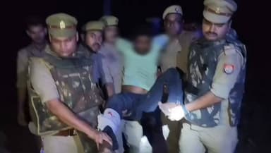 हथगांव पुलिस की मुठभेड़ में गोवध निवारण अधिनियम के दो आरोपी घायल, अवैध तमंचे और चोरी की बाइक बरामद
फतेहपुर में आम-महुआ के बाग में देर रात पुलिस-आरोपियों के बीच मुठभेड़, दोनों के पैरों में लगी गोली
गोवध निवारण अधिनियम के मुकदमे में वांछित आरोपियों को पुलिस ने दबोचा, वैधानिक कार्रवाई जारी
✒️रिपोर्ट नाजिया परवीन
फतेहपुर (उत्तर प्रदेश) जनपद के हथगांव थाना क्षेत्र में देर रात पुलिस और गोवध निवारण अधिनियम के मुकदमे में वांछित दो आरोपियों के बीच मुठभेड़ हुई। पुलिस के अनुसार जवाबी कार्रवाई में दोनों आरोपियों के पैरों में गोली लगी, जिसके बाद उन्हें गिरफ्तार कर उपचार के लिए अस्पताल भेज दिया गया। मौके से अवैध तमंचे, कारतूस, गोवध में प्रयुक्त होने वाले उपकरण तथा एक चोरी की मोटरसाइकिल बरामद की गई है। पुलिस मामले में अग्रिम वैधानिक कार्रवाई कर रही है।
फतेहपुर। जनपद के थाना हथगांव क्षेत्र में गुरुवार देर रात पुलिस को उस समय बड़ी सफलता मिली जब गोवध निवारण अधिनियम से संबंधित मुकदमे में वांछित दो आरोपियों को मुठभेड़ के बाद गिरफ्तार कर लिया गया।
पुलिस द्वारा जारी प्रेस नोट के अनुसार, थाना हथगांव पुलिस को सूचना मिली थी कि गोवध निवारण अधिनियम के मुकदमे में प्रकाश में आए आरोपी हथगांव-अम्बापुर रोड स्थित आदर्श पब्लिक स्कूल से लगभग 200 मीटर आगे आम और महुआ के बाग में मौजूद हैं। सूचना के आधार पर पुलिस टीम ने क्षेत्र की घेराबंदी कर जांच शुरू की।
पुलिस का कहना है कि संदिग्धों ने पुलिस टीम को देखकर भागने का प्रयास किया तथा मुठभेड़ की स्थिति उत्पन्न हुई। जवाबी कार्रवाई में समीम पुत्र स्व. नफीश निवासी रज्जीपुर छिवलाह, थाना हथगांव (उम्र लगभग 28 वर्ष) के बाएं पैर तथा आफताब आलम पुत्र स्व. अमीर अहमद निवासी पीरनपुर, थाना कोतवाली नगर (उम्र लगभग 35 वर्ष) के दाहिने पैर में गोली लगी। दोनों घायलों को तत्काल उपचार के लिए अस्पताल भेजा गया।
पुलिस के अनुसार, गिरफ्तार आरोपियों के कब्जे से दो अवैध 315 बोर तमंचे, दो जिंदा कारतूस, तीन खोखा कारतूस, तीन लोहे के चापड़, एक लकड़ी का ठीहा, एक नीली प्लास्टिक शीट तथा बिना नंबर प्लेट की चोरी की पैशन प्रो मोटरसाइकिल बरामद की गई है।
यह कार्रवाई मु0अ0सं0 139/2026, धारा 3/5/8 गोवध निवारण अधिनियम से संबंधित मुकदमे के क्रम में की गई। पुलिस ने बताया कि आरोपियों के आपराधिक इतिहास की जानकारी भी जुटाई जा रही है तथा बरामदगी एवं मुठभेड़ के संबंध में नियमानुसार वैधानिक कार्रवाई जारी है।
पुलिस का कहना है कि कानून व्यवस्था बनाए रखने और संगठित अपराध पर प्रभावी नियंत्रण के लिए अभियान लगातार जारी रहेगा। मामले की जांच आगे बढ़ने के साथ आरोपियों के आपराधिक रिकॉर्ड तथा बरामद सामान के संबंध में भी विस्तृत जानकारी सामने आने की संभावना है।
🟥 ND NEWS | दैनिक निष्पक्ष धारा की अपील
एनडी न्यूज़ एवं दैनिक निष्पक्ष धारा आम नागरिकों से अपील करता है कि किसी भी संदिग्ध गतिविधि, अवैध हथियार, पशु तस्करी अथवा कानून-विरुद्ध गतिविधियों की सूचना तत्काल स्थानीय पुलिस को दें। अपराध नियंत्रण में पुलिस और जनता की साझेदारी ही सुरक्षित समाज की आधारशिला है। साथ ही सभी मामलों में निष्पक्ष जांच और विधिक प्रक्रिया का सम्मान किया जाना चाहिए।
जनहित में सुझाव
अवैध हथियारों एवं अपराधियों की जानकारी छिपाने से बचें।
कानून को अपने हाथ में लेने के बजाय पुलिस एवं प्रशासन का सहयोग करें।
अफवाहों या अपुष्ट सूचनाओं को सोशल मीडिया पर साझा न करें।
पुलिस जांच पूरी होने तक तथ्यों की पुष्टि का इंतजार करें।
👇👇👇
#NDNews #Fatehpur #Hathgaon #FatehpurPolice #UPPolice #PoliceEncounter #CrimeNews #BreakingNews #CowSlaughterAct #AbhimanyuMangalik #LawAndOrder #OperationAgainstCrime
👇👇
@dgpup
@RSSorg
@UPGovt
@wpl1090
@RSSgeet
@Uppolice
@MIB_India
@PMOIndia
@HMOIndia
@abmanglik
@VHPDigital
@igrangealld
@myogioffice
@InfoDeptUP
@dmfatehpur
@sdmsadarftp
@CMOfficeUP
@CMOUP_RC
@ChiefSecyUP
@ChiefSecyUP
@MahantYogiG
@FatehpurSdm
@fatehpurpolice
@BajrangDalOrg
@rashtrapatibhvn
@UPMahilaKalyan
@112UttarPradesh
@myogiadityanath
@CommissionerPrg
@ADGZonPrayagraj
👇👇
🟥 NDNEWS | दैनिक निष्पक्ष धारा
मुख्य संपादक / संस्थापक: राजन सिंह हाड़ा
सह-संपादक: शालिनी सिंह भदौरिया
📍कार्यालय-3: U158,हीरा स्वीट्स के पास,विकास मार्ग,लक्ष्मी नगर,पूर्वी दिल्ली,110092 (NCR)
📍कार्यालय-2: विधानसभा रोड,बर्लिंगटन चौराहा,लखनऊ–226001 (UP)
📍कार्यालय-1:1/1अटल बिहारी चौराहा,नियर बर्मा चौराहा,फतेहपुर–212601 (UP)
📅दिनांक: 23 जुलाई 2026
📆दिन: गुरुवार
📧 Email: ndnewschannel@gmail.com
📞 मोबाइल: 9696119696