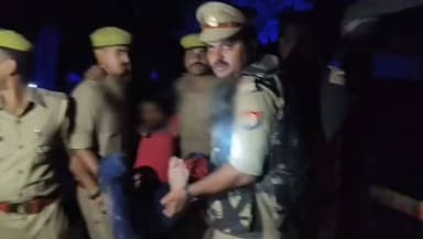 हथगांव पुलिस की मुठभेड़ में गोवध निवारण अधिनियम के दो आरोपी घायल, अवैध तमंचे और चोरी की बाइक बरामद
फतेहपुर में आम-महुआ के बाग में देर रात पुलिस-आरोपियों के बीच मुठभेड़, दोनों के पैरों में लगी गोली
गोवध निवारण अधिनियम के मुकदमे में वांछित आरोपियों को पुलिस ने दबोचा, वैधानिक कार्रवाई जारी
✒️रिपोर्ट नाजिया परवीन
फतेहपुर (उत्तर प्रदेश) जनपद के हथगांव थाना क्षेत्र में देर रात पुलिस और गोवध निवारण अधिनियम के मुकदमे में वांछित दो आरोपियों के बीच मुठभेड़ हुई। पुलिस के अनुसार जवाबी कार्रवाई में दोनों आरोपियों के पैरों में गोली लगी, जिसके बाद उन्हें गिरफ्तार कर उपचार के लिए अस्पताल भेज दिया गया। मौके से अवैध तमंचे, कारतूस, गोवध में प्रयुक्त होने वाले उपकरण तथा एक चोरी की मोटरसाइकिल बरामद की गई है। पुलिस मामले में अग्रिम वैधानिक कार्रवाई कर रही है।
फतेहपुर। जनपद के थाना हथगांव क्षेत्र में गुरुवार देर रात पुलिस को उस समय बड़ी सफलता मिली जब गोवध निवारण अधिनियम से संबंधित मुकदमे में वांछित दो आरोपियों को मुठभेड़ के बाद गिरफ्तार कर लिया गया।
पुलिस द्वारा जारी प्रेस नोट के अनुसार, थाना हथगांव पुलिस को सूचना मिली थी कि गोवध निवारण अधिनियम के मुकदमे में प्रकाश में आए आरोपी हथगांव-अम्बापुर रोड स्थित आदर्श पब्लिक स्कूल से लगभग 200 मीटर आगे आम और महुआ के बाग में मौजूद हैं। सूचना के आधार पर पुलिस टीम ने क्षेत्र की घेराबंदी कर जांच शुरू की।
पुलिस का कहना है कि संदिग्धों ने पुलिस टीम को देखकर भागने का प्रयास किया तथा मुठभेड़ की स्थिति उत्पन्न हुई। जवाबी कार्रवाई में समीम पुत्र स्व. नफीश निवासी रज्जीपुर छिवलाह, थाना हथगांव (उम्र लगभग 28 वर्ष) के बाएं पैर तथा आफताब आलम पुत्र स्व. अमीर अहमद निवासी पीरनपुर, थाना कोतवाली नगर (उम्र लगभग 35 वर्ष) के दाहिने पैर में गोली लगी। दोनों घायलों को तत्काल उपचार के लिए अस्पताल भेजा गया।
पुलिस के अनुसार, गिरफ्तार आरोपियों के कब्जे से दो अवैध 315 बोर तमंचे, दो जिंदा कारतूस, तीन खोखा कारतूस, तीन लोहे के चापड़, एक लकड़ी का ठीहा, एक नीली प्लास्टिक शीट तथा बिना नंबर प्लेट की चोरी की पैशन प्रो मोटरसाइकिल बरामद की गई है।
यह कार्रवाई मु0अ0सं0 139/2026, धारा 3/5/8 गोवध निवारण अधिनियम से संबंधित मुकदमे के क्रम में की गई। पुलिस ने बताया कि आरोपियों के आपराधिक इतिहास की जानकारी भी जुटाई जा रही है तथा बरामदगी एवं मुठभेड़ के संबंध में नियमानुसार वैधानिक कार्रवाई जारी है।
पुलिस का कहना है कि कानून व्यवस्था बनाए रखने और संगठित अपराध पर प्रभावी नियंत्रण के लिए अभियान लगातार जारी रहेगा। मामले की जांच आगे बढ़ने के साथ आरोपियों के आपराधिक रिकॉर्ड तथा बरामद सामान के संबंध में भी विस्तृत जानकारी सामने आने की संभावना है।
🟥 ND NEWS | दैनिक निष्पक्ष धारा की अपील
एनडी न्यूज़ एवं दैनिक निष्पक्ष धारा आम नागरिकों से अपील करता है कि किसी भी संदिग्ध गतिविधि, अवैध हथियार, पशु तस्करी अथवा कानून-विरुद्ध गतिविधियों की सूचना तत्काल स्थानीय पुलिस को दें। अपराध नियंत्रण में पुलिस और जनता की साझेदारी ही सुरक्षित समाज की आधारशिला है। साथ ही सभी मामलों में निष्पक्ष जांच और विधिक प्रक्रिया का सम्मान किया जाना चाहिए।
जनहित में सुझाव
अवैध हथियारों एवं अपराधियों की जानकारी छिपाने से बचें।
कानून को अपने हाथ में लेने के बजाय पुलिस एवं प्रशासन का सहयोग करें।
अफवाहों या अपुष्ट सूचनाओं को सोशल मीडिया पर साझा न करें।
पुलिस जांच पूरी होने तक तथ्यों की पुष्टि का इंतजार करें।
👇👇👇
#NDNews #Fatehpur #Hathgaon #FatehpurPolice #UPPolice #PoliceEncounter #CrimeNews #BreakingNews #CowSlaughterAct #AbhimanyuMangalik #LawAndOrder #OperationAgainstCrime
👇👇
@dgpup
@RSSorg
@UPGovt
@wpl1090
@RSSgeet
@Uppolice
@MIB_India
@PMOIndia
@HMOIndia
@abmanglik
@VHPDigital
@igrangealld
@myogioffice
@InfoDeptUP
@dmfatehpur
@sdmsadarftp
@CMOfficeUP
@CMOUP_RC
@ChiefSecyUP
@ChiefSecyUP
@MahantYogiG
@FatehpurSdm
@fatehpurpolice
@BajrangDalOrg
@rashtrapatibhvn
@UPMahilaKalyan
@112UttarPradesh
@myogiadityanath
@CommissionerPrg
@ADGZonPrayagraj
👇👇
🟥 NDNEWS | दैनिक निष्पक्ष धारा
मुख्य संपादक / संस्थापक: राजन सिंह हाड़ा
सह-संपादक: शालिनी सिंह भदौरिया
📍कार्यालय-3: U158,हीरा स्वीट्स के पास,विकास मार्ग,लक्ष्मी नगर,पूर्वी दिल्ली,110092 (NCR)
📍कार्यालय-2: विधानसभा रोड,बर्लिंगटन चौराहा,लखनऊ–226001 (UP)
📍कार्यालय-1:1/1अटल बिहारी चौराहा,नियर बर्मा चौराहा,फतेहपुर–212601 (UP)
📅दिनांक: 23 जुलाई 2026
📆दिन: गुरुवार
📧 Email: ndnewschannel@gmail.com
📞 मोबाइल: 9696119696