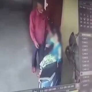 सोशल मीडिया पर बच्ची से जुड़े कथित अपराध का वीडियो वायरल, लोगों में आक्रोश
मासूम बच्चों की सुरक्षा को लेकर उठी कड़ी कार्रवाई की मांग
वायरल दावों की स्वतंत्र पुष्टि नहीं, जांच के बाद ही सामने आएंगे तथ्य
✒️रिपोर्ट स्टेट हेड रोशन लाल श्रीवास्तव NCR
नई दिल्ली/सोशल मीडिया डेस्क। सोशल मीडिया पर एक बच्ची से जुड़े कथित अपराध का सीसीटीवी वीडियो तेजी से वायरल होने के बाद लोगों में भारी आक्रोश देखने को मिल रहा है। वीडियो के आधार पर अनेक सोशल मीडिया उपयोगकर्ताओं ने आरोपी के विरुद्ध कठोर एवं त्वरित कार्रवाई की मांग उठाई है। हालांकि, वायरल पोस्ट में किए गए दावों की अभी तक किसी आधिकारिक एजेंसी द्वारा स्वतंत्र पुष्टि नहीं की गई है। ऐसे में पूरे मामले की सत्यता जांच के बाद ही स्पष्ट हो सकेगी।
सोशल मीडिया डेस्क। सोशल मीडिया प्लेटफॉर्म पर इन दिनों एक कथित सीसीटीवी वीडियो तेजी से वायरल हो रहा है, जिसमें एक बच्ची से जुड़े गंभीर अपराध का दावा किया जा रहा है। वीडियो सामने आने के बाद विभिन्न सोशल मीडिया प्लेटफॉर्म पर लोगों ने गहरी नाराजगी व्यक्त करते हुए बच्चों के खिलाफ अपराध करने वालों के विरुद्ध कठोर दंड की मांग की है।
वायरल वीडियो को लेकर हजारों यूज़र्स #JusticeForChildren, #SaveOurChildren और अन्य हैशटैग के माध्यम से अपनी प्रतिक्रिया व्यक्त कर रहे हैं। लोगों का कहना है कि मासूम बच्चों की सुरक्षा सरकार, प्रशासन और पूरे समाज की सामूहिक जिम्मेदारी है तथा ऐसे मामलों में त्वरित जांच और दोषियों के विरुद्ध कड़ी कानूनी कार्रवाई सुनिश्चित की जानी चाहिए।
हालांकि, यह स्पष्ट करना आवश्यक है कि वायरल वीडियो एवं उससे जुड़े दावों की स्वतंत्र एवं आधिकारिक पुष्टि अभी तक नहीं हुई है। संबंधित एजेंसियों द्वारा जांच पूरी होने के बाद ही घटना की वास्तविक परिस्थितियां स्पष्ट हो सकेंगी।
विशेषज्ञों का भी कहना है कि किसी भी वायरल वीडियो के आधार पर बिना जांच किसी निष्कर्ष पर पहुंचना उचित नहीं है। यदि किसी के पास घटना से संबंधित विश्वसनीय जानकारी, मूल वीडियो या अन्य साक्ष्य हों तो उन्हें संबंधित पुलिस अथवा जांच एजेंसी को उपलब्ध कराया जाना चाहिए।
बच्चों के विरुद्ध होने वाले अपराध समाज के लिए अत्यंत गंभीर चिंता का विषय हैं। ऐसे मामलों में त्वरित, निष्पक्ष और साक्ष्य-आधारित जांच के साथ-साथ दोषियों को कानून के अनुसार दंड मिलना आवश्यक है। वहीं सोशल मीडिया पर प्रसारित किसी भी सामग्री को सत्यापित किए बिना साझा करने से बचना भी प्रत्येक नागरिक की जिम्मेदारी है।
🟥 ND NEWS | दैनिक निष्पक्ष धारा की अपील
एनडी न्यूज़ एवं दैनिक निष्पक्ष धारा सभी नागरिकों से अपील करता है कि बच्चों के विरुद्ध किसी भी प्रकार के अपराध की जानकारी मिलने पर तत्काल स्थानीय पुलिस, बाल संरक्षण इकाई अथवा संबंधित प्रशासनिक अधिकारियों को सूचित करें। किसी भी वायरल वीडियो या पोस्ट को बिना सत्यापन के साझा न करें। बच्चों की पहचान, सम्मान और गोपनीयता की रक्षा करना समाज के प्रत्येक व्यक्ति का नैतिक एवं कानूनी दायित्व है।
जनहित में सुझाव
बच्चों को "गुड टच" और "बैड टच" के बारे में जागरूक करें।
बच्चों को अकेला या असुरक्षित स्थानों पर न छोड़ें।
किसी भी संदिग्ध गतिविधि की सूचना तुरंत पुलिस को दें।
वायरल वीडियो या अफवाहों को बिना सत्यापन के साझा न करें।
बच्चों की पहचान और गोपनीयता की रक्षा करें।
स्कूल, परिवार और समाज मिलकर बाल सुरक्षा के प्रति जागरूकता बढ़ाएं।
👇👇👇
#NDNews #दैनिकनिष्पक्षधारा #JusticeForChildren #SaveOurChildren #ChildSafety #StopChildAbuse #ChildProtection #BreakingNews #CrimeNews #ViralVideo #Justice #UPPolice #IndiaNews
👇👇👇
@NCPCR_
@MinistryWCD
@PIB_India
👇👇👇
🟥 ND NEWS | दैनिक निष्पक्ष धारा
मुख्य संपादक / संस्थापक: राजन सिंह हाड़ा
सह-संपादक: शालिनी सिंह भदौरिया
✒️ रिपोर्ट: स्टेट हेड रोशन लाल श्रीवास्तव NCR
📍 कार्यालय-3: U158, हीरा स्वीट्स के पास, विकास मार्ग, लक्ष्मी नगर, पूर्वी दिल्ली, पिन कोड – 110092 (NCR)
📍 कार्यालय-2: विधानसभा रोड, बर्लिंगटन चौराहा, लखनऊ 226001 (UP)
📍 कार्यालय-1: 1/1 अटल बिहारी चौराहा, नियर बर्मा चौराहा, फतेहपुर 212601 (UP)
📅 दिनांक: 23 जुलाई 2026
📆 दिन: गुरुवार
📧 Email: ndnewschannel@gmail.com
📞 मोबाइल: 9696119696