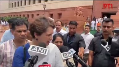 आपने हमारे लोकतंत्र के इतिहास में कभी देखा है कि सरकार के सांसद खुद संसद के बाहर प्रदर्शन करें? ये संसद नहीं चला पा रहे हैं, बेहद कमजोर और कायर हैं।
इस लोकतंत्र में युवाओं के साथ कैसा व्यवहार हो रहा है? जायज मांगों के लिए उनपर अत्याचार कर रहे हैं, लाठी और आंसू गैस चलवा रहे हैं। प्रधानमंत्री जो हर भारतीय की उपलब्धि का श्रेय लेते हैं, जो भारत के मंगल ग्रह पर जाने का भी श्रेय लेते हैं, वे पेपर लीक की जिम्मेदारी क्यों नहीं ले रहे? 152 पेपर लीक हुए और किसी को सजा नहीं हुई। मोदी जी को इसकी जिम्मेदारी लेनी चाहिए।
प्रियंका गांधी
#प्रियंकागांधी #PriyankaGandhi Priyanka Gandhi Vadra