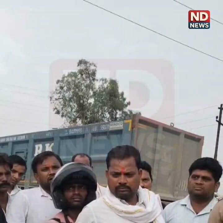 हुसैनगंज में कथित गोलीकांड से मचा हड़कंप, पुलिस जांच में मामला निकला संदिग्ध
जीजा-साले के विवाद को गोलीकांड बनाने की कोशिश? पुलिस हर पहलू पर कर रही जांच
एसपी बोले— अब तक गोली चलने की पुष्टि नहीं, अफवाह फैलाने वालों पर भी होगी कार्रवाई
✒️रिपोर्ट अंकित मिश्रा संग अजय श्रीवास्तव
फतेहपुर (उत्तर प्रदेश) हुसैनगंज थाना क्षेत्र में देर शाम कथित गोलीकांड की सूचना से पुलिस महकमे में हड़कंप मच गया। एक युवक ने आरोप लगाया कि उसके साले ने सड़क पर रोककर उस पर फायरिंग की। सूचना मिलते ही पुलिस और वरिष्ठ अधिकारी मौके पर पहुंचे, लेकिन प्रारंभिक जांच में गोली चलने के स्पष्ट साक्ष्य नहीं मिले। पुलिस का कहना है कि मामला संदिग्ध प्रतीत हो रहा है और सभी पहलुओं की गहन जांच की जा रही है।
फतेहपुर। जनपद के हुसैनगंज थाना क्षेत्र स्थित चौफेरवा मोड़ के पास गुरुवार देर शाम कथित गोलीकांड की सूचना से इलाके में अफरा-तफरी मच गई। सूचना के अनुसार बाइक सवार युवक ने पुलिस को बताया कि उसके साले ने रास्ता रोककर तमंचे से उस पर फायर कर दिया, जिसमें वह बाल-बाल बच गया।
सूचना मिलते ही यूपी-112, हुसैनगंज थाना पुलिस तथा क्षेत्राधिकारी (सीओ) सिटी गौरव शर्मा के नेतृत्व में भारी पुलिस बल मौके पर पहुंचा और घटनास्थल का निरीक्षण शुरू किया गया।
शिकायतकर्ता ने पुलिस को बताया कि उसका साला बाइक लेकर सामने आ गया और पारिवारिक विवाद तथा बहन के साथ कथित उत्पीड़न की बात कहते हुए उस पर कट्टे से फायर किया। युवक ने अपनी शर्ट पर जले जैसे निशान भी पुलिस को दिखाए।
हालांकि पुलिस की प्रारंभिक जांच में घटनास्थल से न तो गोली चलने के स्पष्ट साक्ष्य मिले और न ही किसी प्रत्यक्षदर्शी ने गोली की आवाज सुनने की पुष्टि की। आसपास मौजूद लोगों से पूछताछ में भी फायरिंग की पुष्टि नहीं हो सकी।
मामले की गंभीरता को देखते हुए पुलिस अधीक्षक अभिमन्यु मांगलिक से भी जानकारी ली गई। उन्होंने बताया कि घटना की सभी बिंदुओं पर जांच की जा रही है। प्रथम दृष्टया गोली चलने की पुष्टि नहीं हुई है और पूरा मामला संदिग्ध प्रतीत हो रहा है। पुलिस वैज्ञानिक एवं तकनीकी साक्ष्यों के आधार पर जांच आगे बढ़ा रही है।
सूत्रों के अनुसार पुलिस इस पहलू की भी जांच कर रही है कि कहीं पारिवारिक विवाद को गंभीर आपराधिक घटना का रूप देने अथवा कानून-व्यवस्था प्रभावित करने के उद्देश्य से झूठी सूचना तो नहीं दी गई। यदि जांच में फर्जी गोलीकांड की सूचना देने या अफवाह फैलाने की पुष्टि होती है तो संबंधित व्यक्तियों के विरुद्ध नियमानुसार कठोर कानूनी कार्रवाई की जाएगी।
घटनास्थल पर सीओ सिटी गौरव शर्मा तथा थाना प्रभारी आलोक कुमार पांडेय लगातार जांच में जुटे रहे। समाचार लिखे जाने तक गोली चलने की आधिकारिक पुष्टि नहीं हुई थी और पुलिस सभी तथ्यों का परीक्षण कर रही थी।
> महत्वपूर्ण नोट: यह समाचार पुलिस की प्रारंभिक जांच और उपलब्ध तथ्यों पर आधारित है। मामले की अंतिम स्थिति विवेचना पूरी होने और आधिकारिक पुष्टि के बाद ही स्पष्ट होगी।
इस मामले ने एक बार फिर यह सवाल खड़ा किया है कि किसी भी गंभीर आपराधिक घटना की सूचना की सत्यता की जांच कितनी आवश्यक है। पुलिस का कहना है कि तथ्यों के आधार पर निष्पक्ष जांच की जाएगी और यदि किसी ने झूठी सूचना देकर कानून-व्यवस्था प्रभावित करने का प्रयास किया है तो उसके विरुद्ध भी विधिक कार्रवाई सुनिश्चित की जाएगी।
🟥 एनडी न्यूज़ एवं दैनिक निष्पक्ष धारा आम नागरिकों से अपील करता है कि किसी भी आपराधिक घटना की सूचना केवल सत्य तथ्यों के आधार पर दें। झूठी सूचना या अफवाह न केवल पुलिस संसाधनों का दुरुपयोग करती है बल्कि समाज में भय और भ्रम का वातावरण भी पैदा करती है। पारिवारिक विवादों का समाधान कानून और संवाद के माध्यम से करें तथा किसी भी प्रकार की भ्रामक सूचना सोशल मीडिया पर साझा करने से बचें।
👇👇👇
#NDNews #दैनिकनिष्पक्षधारा #Fatehpur #Hussainganj #UPPolice #CrimeNews #BreakingNews #PoliceInvestigation #COCity #SPFatehpur #LawAndOrder
👇👇
@dgpup
@RSSorg
@UPGovt
@wpl1090
@RSSgeet
@Uppolice
@MIB_India
@PMOIndia
@HMOIndia
@abmanglik
@VHPDigital
@igrangealld
@myogioffice
@InfoDeptUP
@dmfatehpur
@sdmsadarftp
@CMOfficeUP
@CMOUP_RC
@UPPRD1948
@ChiefSecyUP
@ChiefSecyUP
@MahantYogiG
@FatehpurSdm
@fatehpurpolice
@BajrangDalOrg
@rashtrapatibhvn
@UPMahilaKalyan
@112UttarPradesh
@myogiadityanath
@CommissionerPrg
@ADGZonPrayagraj
👇👇
🟥 ND NEWS | दैनिक निष्पक्ष धारा
मुख्य संपादक / संस्थापक: राजन सिंह हाड़ा
सह-संपादक: शालिनी सिंह भदौरिया
📍 कार्यालय-3: U158, हीरा स्वीट्स के पास, विकास मार्ग,लक्ष्मी नगर,पूर्वी दिल्ली, – 110092 (NCR)
📞मोबाइल: 9696119696
