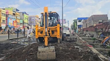 যানজট মুক্ত হবে রামপুরহাট হাসপাতাল পাড়া
ফুটপাতে করা যাবে না ব্যবসা
নর্দমা সর্বদা পরিষ্কার রাখতে হবে
রাস্তার পাশে রেলিং সরিয়ে দেবে প্রশাসন
দ্রুত বসছে পেভার ব্লক
#Rampurhat #RampurhatNews #RampurhatHospitalPara #TrafficFreeRampurhat #TrafficManagement #FootpathEncroachment #NoStreetVending #CleanDrainage #CleanCity #RoadDevelopment #PaverBlocks #CivicDevelopment #PublicSafety #UrbanDevelopment #Administration #Birbhum #WestBengal #BreakingNews #LocalNews #DevelopmentWork #SmartCity #RoadSafety #TrafficUpdate #RampurhatMunicipality