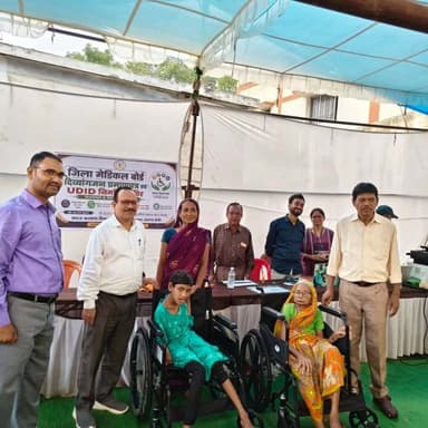 मोहला में आयोजित जिला स्तरीय दिव्यांग प्रमाणीकरण एवं यूडीआईडी कार्ड निर्माण शिविर में 185 दिव्यांगजनों का पंजीयन किया गया।
मेडिकल बोर्ड द्वारा परीक्षण उपरांत 76 दिव्यांगजनों के दिव्यांगता प्रमाण पत्र एवं यूडीआईडी कार्ड बनाए गए। साथ ही व्हीलचेयर एवं यूडीआईडी कार्ड का वितरण कर उन्हें विभिन्न शासकीय योजनाओं से जोड़ने की दिशा में महत्वपूर्ण पहल की गई।
#mmacdistrict_cg #udid #दिव्यांग_सशक्तिकरण #समाज_कल्याण #chhattisgar
@chhattisgarhcmo @dpr.chhattisgarh @cgsocialwelfare
