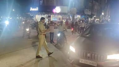 बारां अतिरिक्त पुलिस अधीक्षक सौरभ तिवारी ने यातायात नियमों की जानकारी देते हुए वाहन चालकों से की समझाइश, कई वाहन चालकों के चालान भी बनाए, कोतवाली एसएचओ हीरा लाल पुनिया भी साथ में रहे मौजूद।।
#baransp #BaranPolice #baran #BreakingNews #samjhaesh #police