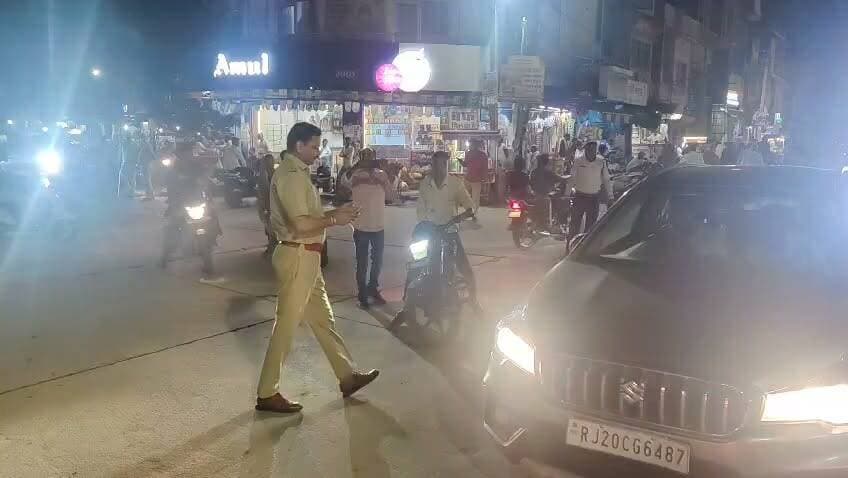बारां अतिरिक्त पुलिस अधीक्षक सौरभ तिवारी ने यातायात नियमों की जानकारी देते हुए वाहन चालकों से की समझाइश, कई वाहन चालकों के चालान भी बनाए, कोतवाली एसएचओ हीरा लाल पुनिया भी साथ में रहे मौजूद।।
#baransp #BaranPolice #baran #BreakingNews #samjhaesh #police