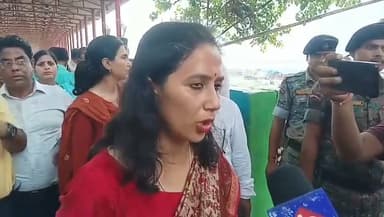 श्रावणी मेला की तैयारी पर डीएम का मेगा एक्शन! हर व्यवस्था का किया ग्राउंड निरीक्षण, अधिकारियों को दिए सख्त निर्देश।
भागलपुर में श्रावणी मेला 2026 को सुरक्षित, सुव्यवस्थित और सफल बनाने के लिए जिलाधिकारी ने प्रशासनिक टीम के साथ दंडी बिलारी, एयरपोर्ट क्षेत्र, किशनगढ़, तिलकपुर, महाराजा पंडाल और नमामि गंगे घाट समेत विभिन्न स्थानों का निरीक्षण किया। इस दौरान भीड़ प्रबंधन, बैरिकेडिंग, रूट डायवर्जन, पार्किंग, पैदल मार्ग और आपातकालीन निकासी व्यवस्था की विस्तृत समीक्षा की गई।
#भागलपुर #श्रावणीमेला2026 #DMInspection #BiharNews #ShravaniMela #Bhagalpur #प्रशासन #भीड़प्रबंधन #BreakingNews #MainHoonBanka