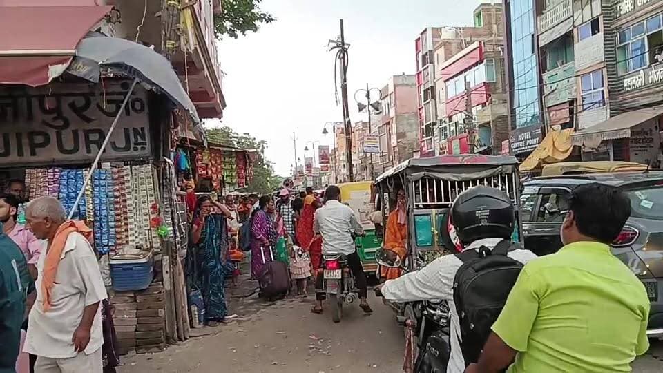 छात्रों के समर्थन में RJD हाजीपुर में, वैशाली में छात्रों का विरोध प्रदर्शन, शिक्षा मंत्री के इस्तीफे की मांग
वैशाली जिले के हाजीपुर में गुरुवार को बड़ी संख्या में छात्र सड़कों पर उतर आए छात्रों के समर्थन में दिखे महुआ के पूर्व विधायक मुकेश रोशन बताया जा रहा है कि यह प्रदर्शन दिल्ली के जंतर-मंतर पर हुए छात्र आंदोलन के समर्थन में भी आयोजित किया गया।
प्रदर्शन को देखते हुए प्रशासन ने सुरक्षा के व्यापक इंतजाम किए। मार्च के दौरान बड़ी संख्या में पुलिस बल तैनात रहा और पूरे क्षेत्र में शांति व्यवस्था बनाए रखी गई। प्रदर्शन शांतिपूर्ण ढंग से संपन्न हुआ।
#Hashtags:
#Vaishali #Bidupur #Bihar #StudentProtest #PaperLeak #Education #ExamReform #Students #Youth #DharmendraPradhan #BiharNews #VaishaliNews #BreakingNews #YoungIndiaNews
#youngindianews #CrimeNews #Kidnapping #justice #WhatsAppcall #Raghopur #VaishaliPolice #LatestNews #PoliceInvestigation #टैग