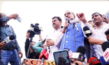 भाजपा प्रदेशाध्यक्ष मदन राठौड़ ने की अमर्यादित टिप्पणी जंतर मंतर और प्रदर्शन कर रहे युवाओं को कहा भाड़े का टट्टू
जंतर-मंतर विवाद: 'भाड़े का टट्टू' बयान पर घिरे मदन राठौड़, युवाओं ने मांगी सार्वजनिक माफी
देश में युवाओं के मुद्दे पर सियासी बयानबाजी तेज हो गई है। राजस्थान भाजपा प्रदेशाध्यक्ष एवं राज्यसभा सांसद मदन राठौड़ द्वारा आंदोलनरत युवाओं को लेकर दिए गए कथित बयान पर तीखी प्रतिक्रिया सामने आई है। बयान की आलोचना करते हुए सार्वजनिक रूप से माफी की मांग की गई है। विरोध करने वालों का कहना है कि लोकतंत्र में अपनी मांगों के लिए आवाज़ उठाने वाले युवाओं का सम्मान होना चाहिए, उनका अपमान नहीं।
#BreakingNews #MadanRathore #YouthProtest #RajasthanPolitics #ViralNews #DucNewsRajasthan