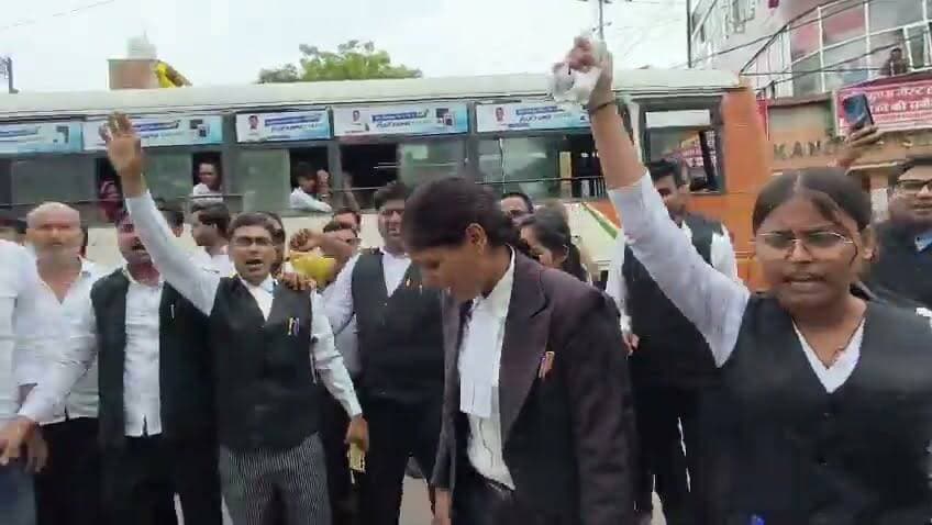 हमीरपुर में छात्रों के समर्थन में अधिवक्ता संघ का प्रदर्शन
बस स्टैंड रोड़ में बैठकर अधिवक्ताओं ने की नारेबाजी
राष्ट्रपति को संबोधित ज्ञापन जिलाधिकारी को सौपा
छात्रों पर हुए लाठीचार्ज के बाद दोषियों पर कार्रवाई की मांग
#HamirpurNews #AdvocateProtest #StudentsSupport #Lathicharge #EducationMinister