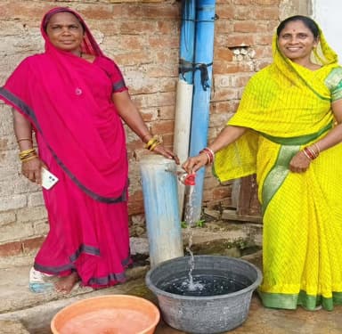जिले के विकासखंड छुईखदान अंतर्गत ग्राम पंचायत बुढ़ासागर के आश्रित ग्राम कोदवा में जल जीवन मिशन ने ग्रामीणों के जीवन में उल्लेखनीय बदलाव लाया है। लगभग 315 की आबादी और 51 परिवारों वाले इस गांव में पहले पेयजल की उपलब्धता तो थी, लेकिन पर्याप्त दबाव और नियमित आपूर्ति की समस्या के कारण कई घरों, स्कूलों और आंगनबाड़ी केंद्रों तक पानी नहीं पहुंच पाता था। गर्मी के दिनों में स्थिति और अधिक चुनौतीपूर्ण हो जाती थी।
#kcgdistrict
#kcgdistt #kcgcollector