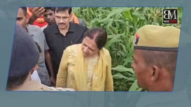 ⚡ बिजली विभाग की लापरवाही ने छीनीं दो जिंदगियां: बलिया में पिता और नए बने 'दरोगा' बेटे की दर्दनाक मौत!
बांसडीह रोड थाना क्षेत्र के शहपुरवा गांव में 11 हजार वोल्ट के टूटे तार की चपेट में आने से जनार्दन यादव (58) और उनके इकलौते बेटे राजेश यादव (24) की मौके पर ही मौत हो गई। बेटा हाल ही में पुलिस सब-इंस्पेक्टर (SI) बना था।
करंट की चपेट में आए बेटे को बचाने में पिता की भी जान चली गई। हादसे के बाद जर्जर तारों को लेकर ग्रामीणों का गुस्सा फूट पड़ा और बीजेपी विधायक केतकी सिंह ने मौके पर पहुंचकर एक्सईएन को जमकर फटकार लगाई।
ईश्वर दिवंगत आत्माओं को शांति दे और शोकाकुल परिवार को यह दुख सहन करने की शक्ति प्रदान करे। ॐ शांति! 🙏
#BalliaNews #Tragedy #UPNews #BreakingNews #JusticeForJanardanAndRajesh