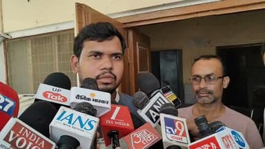 हरदोई रोडवेज बस स्टैंड पर दर्दनाक हादसा, दो बसों के बीच दबकर महिला की मौत
बस स्टैंड पर लापरवाही बनी जानलेवा, घटना का वीडियो सोशल मीडिया पर वायरल
सुरक्षा व्यवस्था और यात्री सतर्कता पर उठे सवाल, जांच शुरू
✒️ रिपोर्ट विजय बोधी मंगलम हरदोई
हरदोई (उत्तर प्रदेश) रोडवेज बस स्टैंड पर बुधवार दोपहर एक दर्दनाक सड़क हादसे में एक महिला की दो रोडवेज बसों के बीच दबकर मौत हो गई। घटना का कथित वीडियो सोशल मीडिया पर तेजी से वायरल हो रहा है, जिसने लोगों को झकझोर कर रख दिया है। प्रारंभिक जानकारी के अनुसार, हादसा उस समय हुआ जब दोनों बसें एक ही दिशा में मुड़ रही थीं और महिला उनकी चपेट में आ गई। पुलिस और संबंधित विभाग मामले की जांच कर रहे हैं।
हरदोई। हरदोई रोडवेज बस स्टैंड पर बुधवार को एक दर्दनाक हादसे ने हर किसी को स्तब्ध कर दिया। प्रारंभिक जानकारी के अनुसार, एक निजी दवा कंपनी में कार्यरत लगभग 32 वर्षीय नेहा सिंह बस स्टैंड परिसर में मौजूद थीं। इसी दौरान दो रोडवेज बसें एक साथ मोड़ लेते समय उनके बेहद करीब आ गईं और महिला दोनों बसों के बीच दब गई।
प्रत्यक्षदर्शियों के अनुसार, हादसा इतना अचानक हुआ कि मौके पर मौजूद लोग कुछ समझ पाते, उससे पहले महिला गंभीर रूप से घायल हो गई। घटना के बाद बस स्टैंड पर अफरा-तफरी मच गई। स्थानीय लोगों ने तत्काल राहत प्रयास शुरू किए और संबंधित अधिकारियों को सूचना दी, लेकिन महिला की मौके पर ही मौत हो गई।
घटना का एक कथित वीडियो सोशल मीडिया पर वायरल हो रहा है। हालांकि, वायरल वीडियो की स्वतंत्र पुष्टि नहीं हुई है। प्रशासन मामले के सभी पहलुओं की जांच कर रहा है और यह भी देखा जा रहा है कि हादसे के पीछे चालक की लापरवाही, बस संचालन या अन्य कोई कारण जिम्मेदार था या नहीं।
यह हादसा एक बार फिर बस अड्डों और भीड़भाड़ वाले सार्वजनिक स्थानों पर सुरक्षा मानकों और यात्रियों की सतर्कता को लेकर गंभीर सवाल खड़े करता है।
> नोट: यह समाचार उपलब्ध प्रारंभिक जानकारी पर आधारित है। दुर्घटना के कारणों की आधिकारिक पुष्टि संबंधित जांच पूरी होने के बाद ही होगी।
हरदोई की यह घटना सार्वजनिक परिवहन स्थलों पर सुरक्षा व्यवस्था की आवश्यकता को रेखांकित करती है। विशेषज्ञों का मानना है कि बसों की आवाजाही वाले क्षेत्रों में यात्रियों और पैदल चलने वालों को अतिरिक्त सतर्कता बरतनी चाहिए। वहीं प्रशासन से भी अपेक्षा है कि ऐसी घटनाओं की पुनरावृत्ति रोकने के लिए आवश्यक सुरक्षा उपाय सुनिश्चित किए जाएं।
🟥 ND NEWS | दैनिक निष्पक्ष धारा की अपील
एनडी न्यूज़ एवं दैनिक निष्पक्ष धारा सभी नागरिकों से अपील करता है कि बस स्टैंड, रेलवे स्टेशन और अन्य भीड़भाड़ वाले स्थानों पर अत्यधिक सतर्क रहें। चलती या मुड़ती बसों के बीच से निकलने का प्रयास न करें। परिवहन विभाग से भी अनुरोध है कि बस अड्डों पर यात्री सुरक्षा के लिए प्रभावी प्रबंधन और स्पष्ट सुरक्षा मानकों को लागू किया जाए।
जनहित में सुझाव
चलती या मुड़ती बसों के बिल्कुल पास न जाएं।
बस स्टैंड पर निर्धारित पैदल मार्ग का ही उपयोग करें।
बस के पूरी तरह रुकने के बाद ही चढ़ें या उतरें।
बच्चों और बुजुर्गों का विशेष ध्यान रखें।
किसी भी दुर्घटना की स्थिति में तुरंत पुलिस और एंबुलेंस सेवा को सूचना दें।
👇👇👇
#NDNews #दैनिकनिष्पक्षधारा #Hardoi #Roadways #BusStand #RoadAccident #BreakingNews #UPNews #RoadSafety #TrafficSafety #PublicSafety #UttarPradesh
👇👇
@dgpup
@RSSorg
@UPGovt
@wpl1090
@RSSgeet
@Uppolice
@MIB_India
@PMOIndia
@HMOIndia
@abmanglik
@VHPDigital
@igrangealld
@myogioffice
@InfoDeptUP
@dmfatehpur
@sdmsadarftp
@CMOfficeUP
@CMOUP_RC
@UPPRD1948
@ChiefSecyUP
@ChiefSecyUP
@MahantYogiG
@FatehpurSdm
@fatehpurpolice
@BajrangDalOrg
@rashtrapatibhvn
@UPMahilaKalyan
@112UttarPradesh
@myogiadityanath
@CommissionerPrg
@ADGZonPrayagraj
@UPSRTCHQ
@UPSRTC_HARDOI
@dmhardoi
@hardoipolice
👇👇👇
🟥 ND NEWS | दैनिक निष्पक्ष धारा
मुख्य संपादक / संस्थापक: राजन सिंह हाड़ा
सह-संपादक: शालिनी सिंह भदौरिया
✒️ रिपोर्ट: सहयोगी शिवा गुप्ता के साथ जिला ब्यूरो अजय श्रीवास्तव
📍 कार्यालय-3: U158, हीरा स्वीट्स के पास, विकास मार्ग, लक्ष्मी नगर, पूर्वी दिल्ली, पिन कोड – 110092 (NCR)
📍 कार्यालय-2: विधानसभा रोड, बर्लिंगटन चौराहा, लखनऊ – 226001 (UP)
📍 कार्यालय-1: 1/1 अटल बिहारी चौराहा, नियर बर्मा चौराहा, फतेहपुर – 212601 (UP)
📅 दिनांक: 23 जुलाई 2026
📆 दिन: गुरुवार
📧 Email: ndnewschannel@gmail.com
📞 मोबाइल: 9696119696