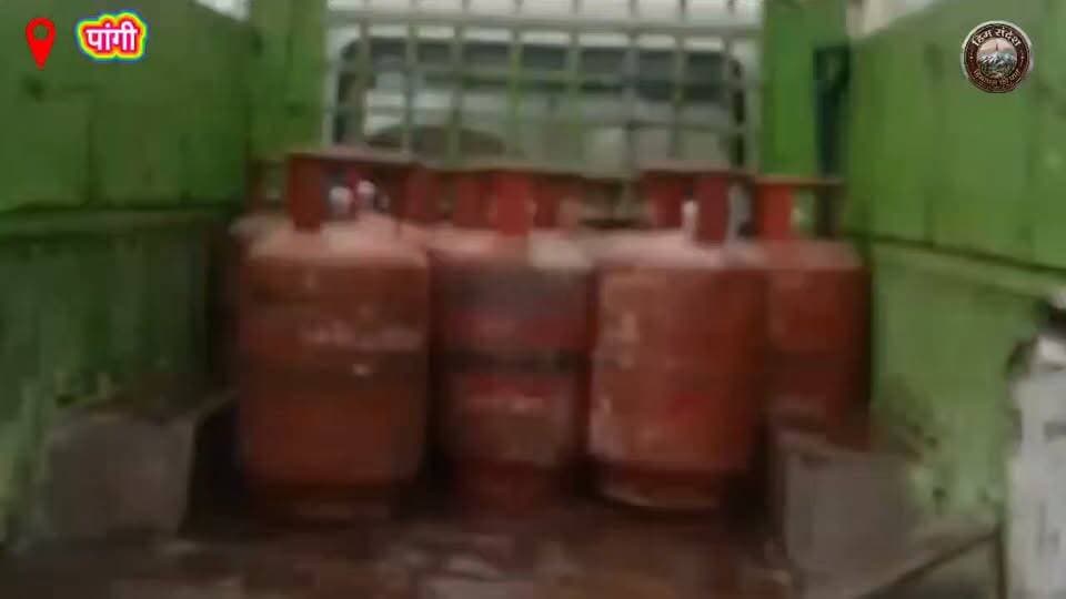 🚨 सड़क पर रखे गए गैस सिलेंडर... आखिर क्यों मजबूर हुए घीसल गांव के लोग? 😮
घरेलू गैस सिलेंडरों की आपूर्ति न होने से साच पंचायत के घीसल गांव के ग्रामीणों ने मुख्य सड़क पर चक्का जाम कर अपना विरोध दर्ज कराया। सूचना मिलते ही पांगी प्रशासन ने तत्परता दिखाते हुए गांव के लिए गैस सिलेंडरों की आपूर्ति रवाना कर दी, जिसके बाद आंदोलन समाप्त हो गया।
क्या दुर्गम क्षेत्रों में जरूरी सेवाओं की नियमित आपूर्ति सुनिश्चित हो पाएगी?
अपनी राय कमेंट में जरूर बताएं।
#Pangi #SachPanchayat #Ghisal #LPGSupply #BreakingNews #HimachalPradesh #Chamba #LocalNews #PublicIssue #Administration #RuralIndia #HimSandesh #NewsUpdate #IndiaNews हिम संदेश Pangi Administration