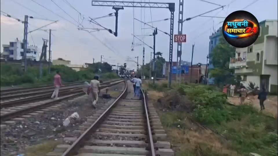 Jehanabad में भयंकर बवाल ! Police ने की ताबड़तोड़ कई राउंड हवाई फायरिंग, paper leak विरोध में उतरे छात्रों का DM आवास पर अचानक हमला, फिर...
#Jehanabad #JehanabadNews #BiharNews #StudentProtest #PaperLeak #PaperLeakProtest #PoliceFiring #HawaiFiring #DMResidence #BiharPolice #StudentsProtest #BreakingNews #LatestNews #BiharStudents #ProtestNews #GroundReport #ViralVideo #HindiNews #BiharUpdate #JehanabadProtest