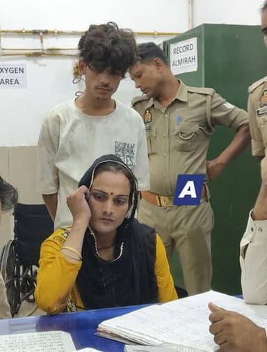 किन्नर बने युवकों ने ट्रेन में दो यात्रियों को चाकू मारा: फर्रुखाबाद में नेग के लिए भड़के; ग्रामीणों में भारी आक्रोश, दोनों पकड़े गए
फर्रुखाबाद में बुधवार रात करीब 200 ग्रामीणों ने पैसेंजर ट्रेन रोककर पथराव और तोड़फोड़ कर दी। दहशत में यात्रियों ने बोगी के दरवाजे अंदर से बंद कर लिए, जबकि जीआरपी के जवान भी ट्रेन के भीतर ही रहे। करीब दो घंटे तक हंगामा चलता रहा।
दरअसल, कासगंज से फर्रुखाबाद आ रही पैसेंजर ट्रेन में बुधवार रात करीब 8 बजे शुकुल्लापुर रेलवे स्टेशन के पास किन्नरों ने नेग मांगते समय हंगामा कर दिया। नेग देने से मना करने पर दो किन्नरों ने धारदार हथियार से दो युवकों पर हमला कर दिया। हमले में एक युवक के बाएं हाथ और दूसरे की पीठ पर गंभीर चोट लगी।
यात्रियों का आरोप है कि पकड़े जाने के डर से किन्नरों ने बोगी के गेट बंद कर फायर एक्सटिंग्विशर का स्प्रे छोड़ दिया, जिससे पूरी बोगी धुंध से भर गई और यात्रियों का दम घुटने लगा। घटना की सूचना मिलते ही घायल युवकों के गांव के लोग रेलवे क्रॉसिंग पर पहुंच गए और ट्रेन रोककर हंगामा शुरू कर दिया। सूचना पर पहुंची जीआरपी ने दोनों आरोपियों को गिरफ्तार कर लिया।
बुधवार रात करीब 8 बजे कासगंज से फर्रुखाबाद आ रही पैसेंजर ट्रेन शुकुल्लापुर रेलवे स्टेशन के पास पहुंची। इसी दौरान दो किन्नर अपने एक साथी के साथ बोगी में यात्रियों से नेग मांग रहे थे। तभी हरसिंहपुर गोवा निवासी सुनील उर्फ अनूप और सौरभ से उनका विवाद हो गया।
प्रत्यक्षदर्शियों के अनुसार, पहले कहासुनी हुई और फिर मारपीट शुरू हो गई। आरोप है कि गुस्साए किन्नरों ने धारदार हथियार निकालकर दोनों युवकों पर ताबड़तोड़ हमला कर दिया। हमले में एक युवक के हाथ पर गहरी चोट आई, जबकि दूसरे की पीठ समेत शरीर के अन्य हिस्सों पर चोट लगी। घटना के बाद बोगी में अफरा-तफरी मच गई।