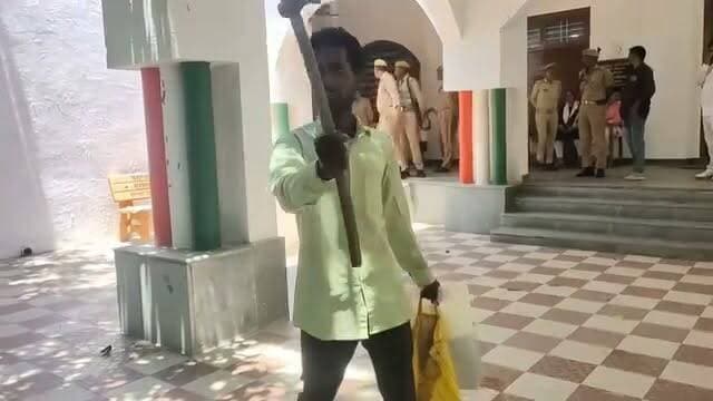 लखीमपुर खीरी कलेक्ट्रेट में कुल्हाड़ी लेकर पहुंचे फरियादी से मचा हड़कंप। पुलिस ने तत्काल हिरासत में लेकर पूछताछ शुरू की। फरियादी का दावा— "मेरा विरोध किसी व्यक्ति से नहीं, बल्कि भ्रष्टाचार के खिलाफ है।" मामले की जांच जारी।
#LakhimpurKheri #UPNews #BreakingNews #Collectorate #Police #ViralVideo #UttarPradesh #NewsUpdate #HarshGupta