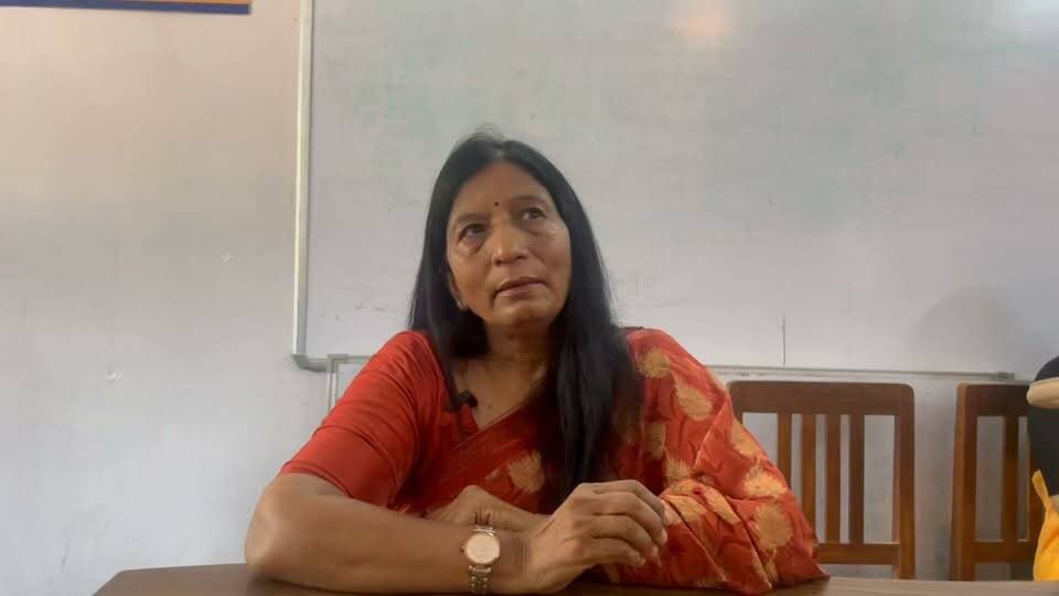 डूंगर महाविद्यालय में विषय संवर्धन कार्यशाला का तीसरा दिन, आशु भाषण प्रतियोगिता में विद्यार्थियों ने दिखाई प्रतिभा~
राजकीय डूंगर महाविद्यालय, बीकानेर के लोक प्रशासन विभाग द्वारा आयोजित चार दिवसीय विषय संवर्धन कार्यशाला के तीसरे दिन आशु भाषण (Extempore) प्रतियोगिता का आयोजन किया गया।
प्रतियोगिता में विद्यार्थियों ने लोक प्रशासन से जुड़े विभिन्न विषयों पर बिना पूर्व तैयारी के आत्मविश्वास के साथ अपने विचार प्रस्तुत किए। कार्यक्रम विभागाध्यक्ष प्रो. साधना भंडारी के निर्देशन में आयोजित हुआ, जिसमें विभाग के अन्य प्राध्यापकों का भी सहयोग रहा।
#dungarcollege #bikaner #bikanernews #rajasthan #breakingnews
