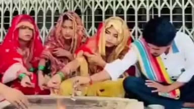 #UP- #अमरोहा में 3 रीलबाज सगी बहिनों ने अपने कैमरामैन से शादी कर ली है. कैमरामैन विकास उर्फ विक्कू करीब 6 महीनों से तीनों बहिनों के वीडियो कंटेट में उनके पति का रोल निभाता था. विक्कू ने मंदिर में सरोज, सावित्री और संतोष के साथ सात फेरे लिए और उनकी मांग में सिंदूर भरा. सभी दुल्हिनों की उम्र 18 से 21 साल है.
सरोज बी-टेक कर रही है, संतोष और सावित्री 12वीं पास है. विक्कू की दुल्हिनों के सोशलमीडिया पर अच्छे-खासे फॉलोअर्स है.
हिंदूवादी संगठनों ने इस शादी का विरोध किया है और इसे सामाजिक मर्यादा के खिलाफ बताया है.