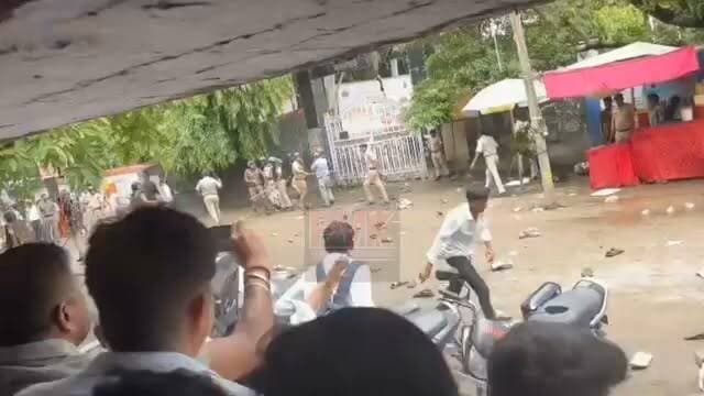 छात्रों को पीटने का वीडियो वायरल पटना में आज फिर आंदोलन पटना कॉलेज 23 जुलाई देखे कैसे उठा रहीं पुलिस #Newskosisanchar11 #deshhitsamachar11 #arjuansaripress #lakhisarainow #reelsviralシ #districtadministrationlakhisarai #viralreels #mostviralreel #trendingreel #veenamanvi #shortsfeed #cjp #cjpprotest #cjpacrylic #patnaprotes #patna #patnabihar #patnajunction #fbviral #fbviralpost #fbvideoviral #fbreelsvideo #shorts #support Arju Ansari Press