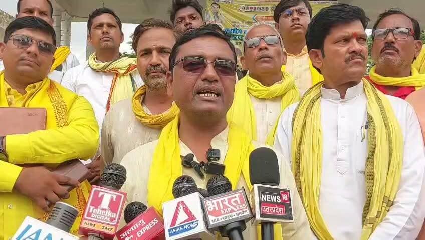 #गाजीपुर।
सुभासपा कार्यकर्त्ताओं ने किया धरना प्रदर्शन।
जिला मुख्यालय स्थित सरजू पांडेय पार्क में धरना।
सपा नेताओं के खिलाफ कार्यवाही की मांग।
जातिसूचक टिप्पणी करने वाले सपाइयों पर कार्यवाही की मांग।#ghazipurnews