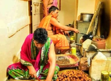 ପବିତ୍ର ବାହୁଡ଼ା ଯାତ୍ରା ପାଇଁ ଏବେ ଶ୍ରୀକ୍ଷେତ୍ର ପୁରୀର ମାଉସୀ ମାଆ (ମା' ଅର୍ଦ୍ଧାଶନୀ) ମନ୍ଦିରରେ ଜୋରସୋରରେ ଚାଲିଛି ମହାପ୍ରଭୁଙ୍କ ଅତି ପ୍ରିୟ 'ପୋଡ଼ପିଠା' ପ୍ରସ୍ତୁତି |
#latastnewsupdate #pabitranewsodishalive #BahudaJatra #puri #podapitha