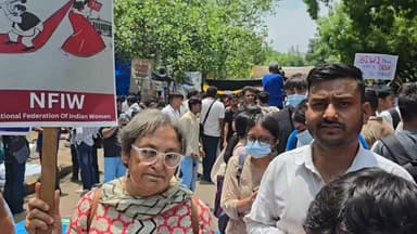 महिलाओं के संगठन ने शांतिपूर्ण तरीके से क्या बोल दिया सुने
#JantarMantar #JantarMantarProtest #DelhiProtest #GroundWireIndia #GroundReport #DelhiNews #BreakingNews #Protest #Ambedkar #BhimRaoAmbedkar #IndianConstitution #IndiaNews #HindiNews #LatestNews #जन्तरमन्तर #आंदोलन #दिल्ली