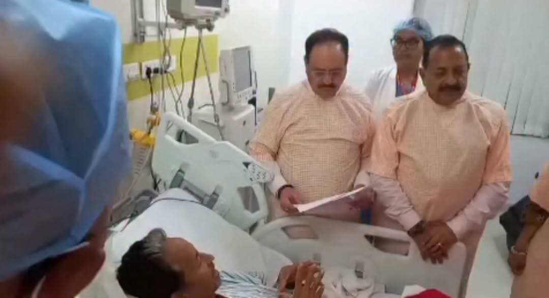 गुरुग्राम: केंद्रीय मंत्रियों से मुलाकात के बाद सोनम वांगचुक ने खत्म किया अनशन, कई दिनों से थे भूख हड़ताल पर
गुरुग्राम के मेदांता अस्पताल में केंद्रीय मंत्री जेपी नड्डा और जितेंद्र सिंह ने सामाजिक कार्यकर्ता सोनम वांगचुक से मुलाकात की। बैठक के बाद सोनम वांगचुक ने अपना कई दिनों से जारी भूख हड़ताल (अनशन) समाप्त कर दिया। इससे पहले बुधवार को विपक्षी नेताओं का एक प्रतिनिधिमंडल भी मेदांता अस्पताल पहुंचा था और उन्होंने भी वांगचुक से अनशन खत्म करने की अपील की थी।
#SonamWangchuk #JPNadda #JitendraSingh #MedantaHospital #Gurugram #HungerStrike #BreakingNews #Politics #IndiaNews #NCRExpressNews